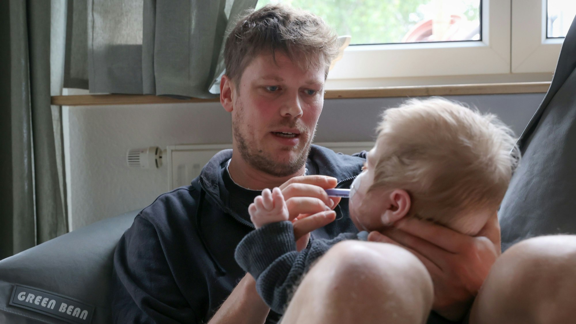 Jans Leuschen bei der Pflege seiner jüngsten Tochter.
