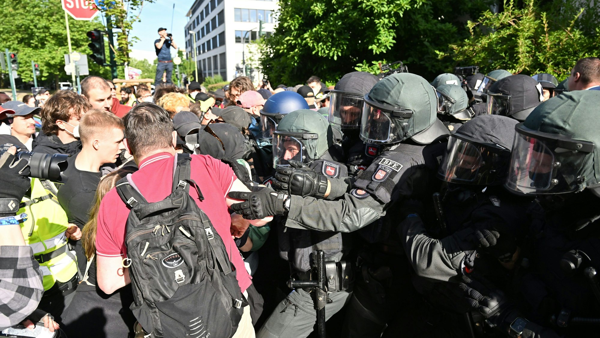 29.06.2024, Nordrhein-Westfalen, Essen: Demonstranten und Polizei stehen sich gegenüber. Wenige Stunden vor Beginn des AfD-Bundesparteitags hat es am Samstagmorgen einen ersten Zusammenstoß von Demonstranten mit der Polizei gegeben. Foto: Henning Kaiser/dpa +++ dpa-Bildfunk +++