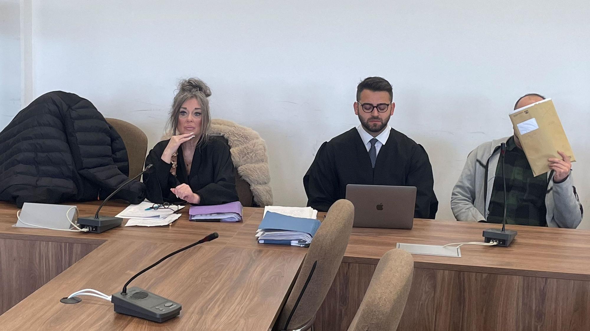 Die Angeklagten, dazwischen ihre Verteidiger Petra Wunsch und Salih Kocak, verstecken sich beim Prozessauftakt hinter einer Jacke und einer Mappe vor den Pressefotografen.