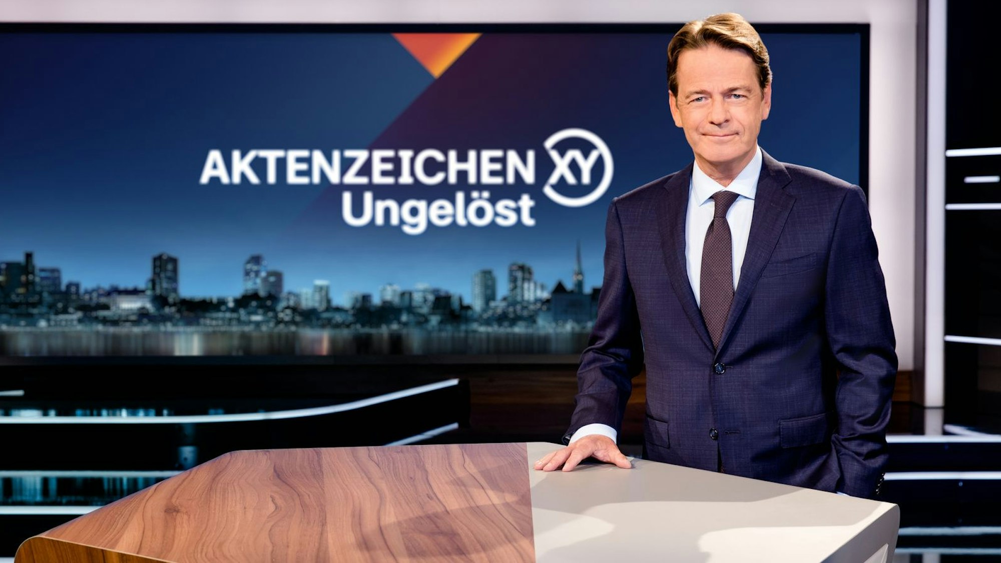 Moderator Rudi Cerne im Studio von „Aktenzeichen XY…Ungelöst“