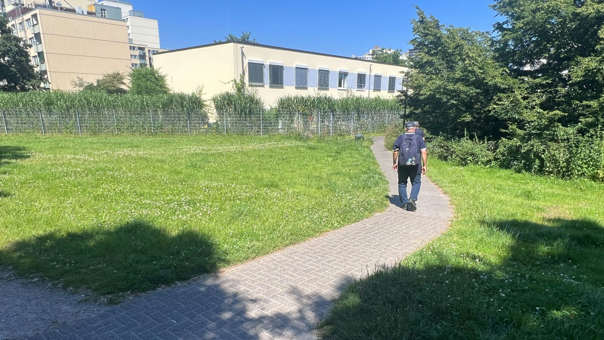 Auf der Grünfläche hinter der Jobwerk Porz gGmbH soll der Bewegungsparcours entstehen.