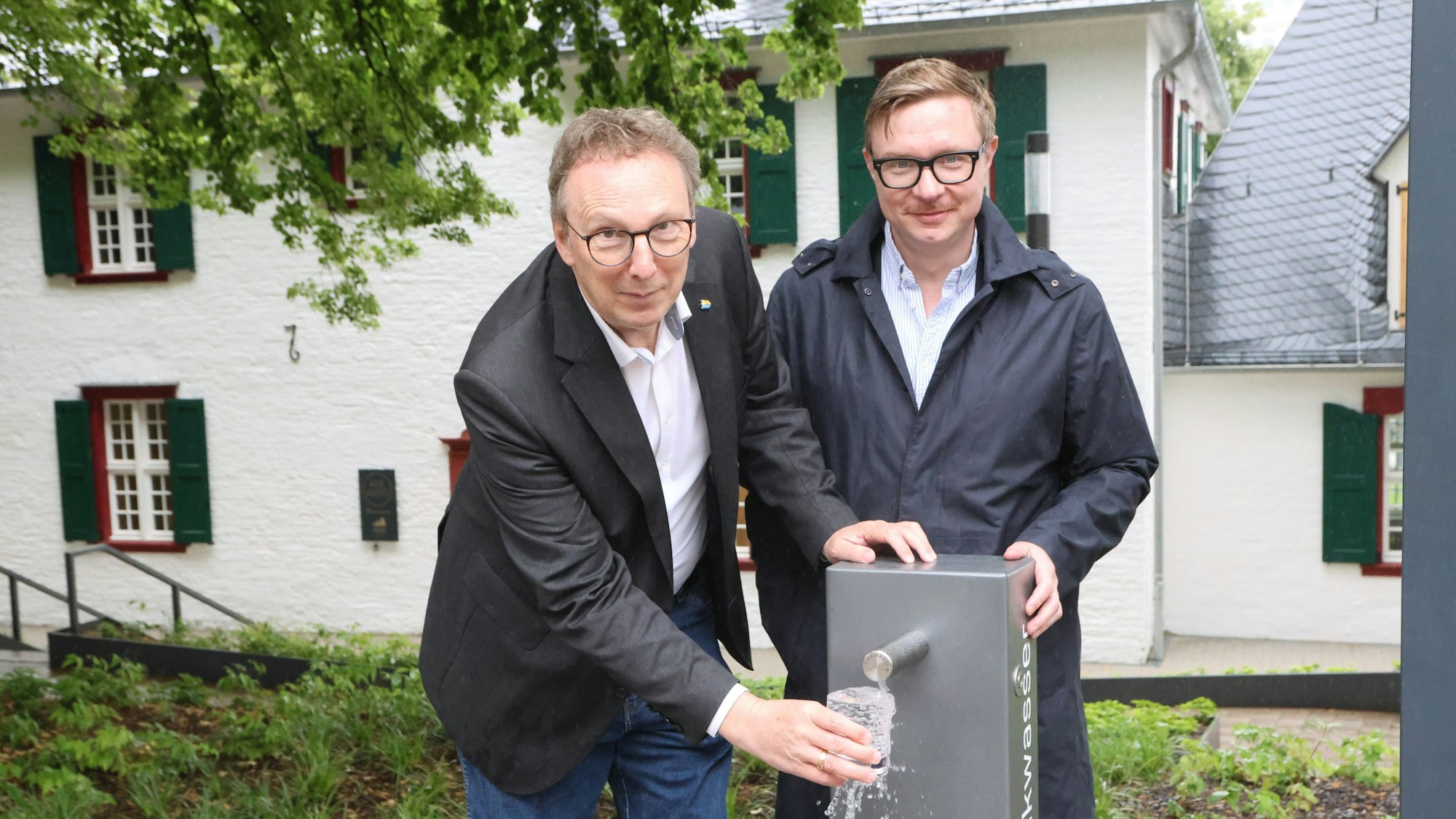 Jürgen Hefner links und Frédéric Ripperger rechts am neuen Wasserspender