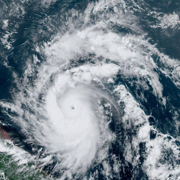 Eine Satellitenaufnahme zeigt Hurrikan Beryl unmittelbar vor dem Landgang auf Inseln des Staates Grenada in der Karibik. Das National Hurricane Center erwartet eine lebensbedrohliche Sturmflut.