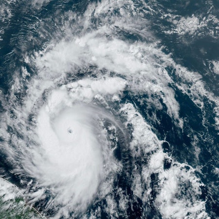 Eine Satellitenaufnahme zeigt Hurrikan Beryl unmittelbar vor dem Landgang auf Inseln des Staates Grenada in der Karibik. Das National Hurricane Center erwartet eine lebensbedrohliche Sturmflut.