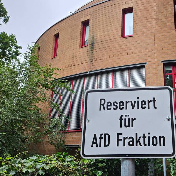Ein Schild vor dem Bergheimer Kreistagsgebäude weist einen Parkplatz als reserviert für die AfD-Fraktion aus.