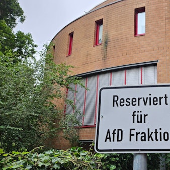 Ein Schild vor dem Bergheimer Kreistagsgebäude weist einen Parkplatz als reserviert für die AfD-Fraktion aus.