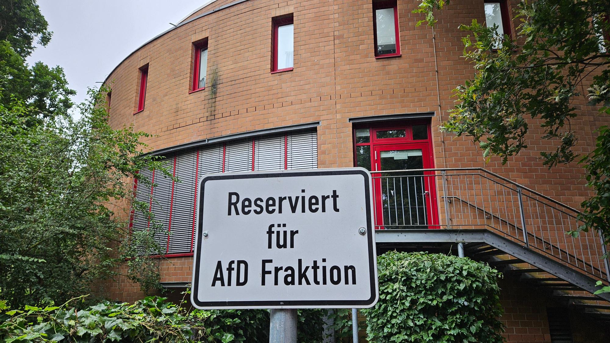 Ein Schild vor dem Bergheimer Kreistagsgebäude weist einen Parkplatz als reserviert für die AfD-Fraktion aus.