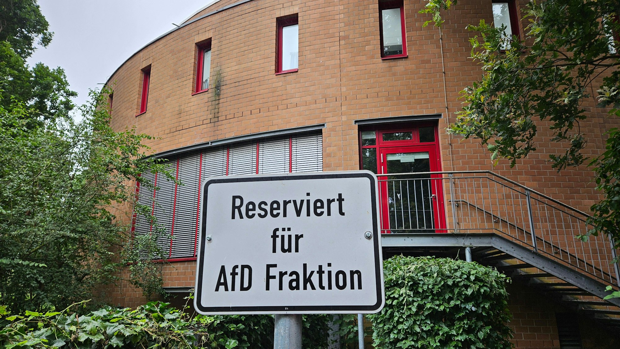 Ein Schild vor dem Bergheimer Kreistagsgebäude weist einen Parkplatz als reserviert für die AfD-Fraktion aus.