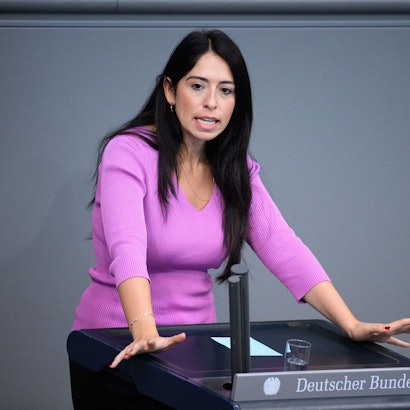 Melis Sekmen spricht in der Plenarsitzung