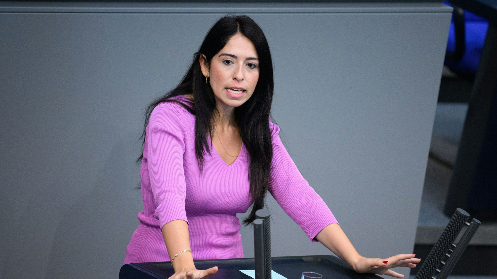 Melis Sekmen spricht in der Plenarsitzung