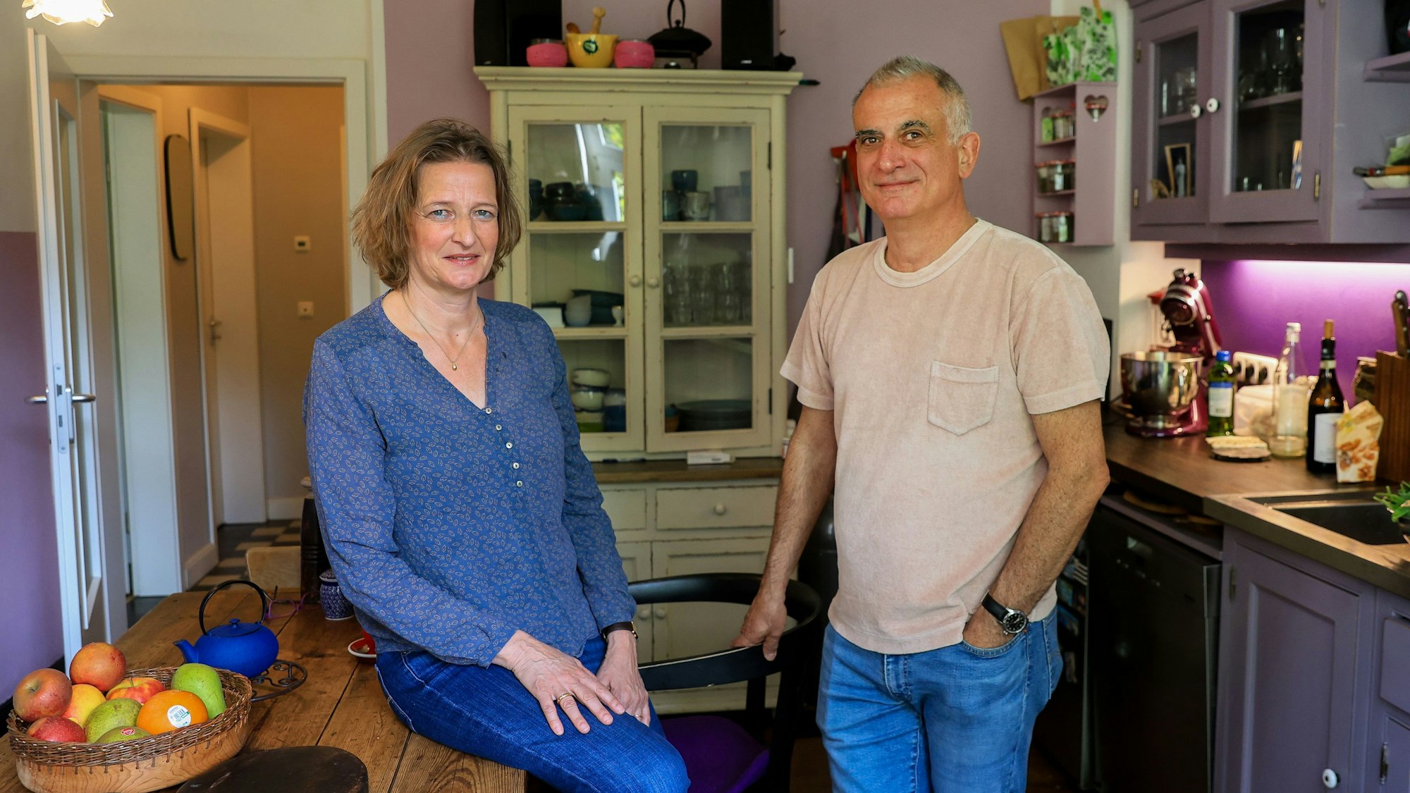 Zu sehen sind ein Mann und eine Frau in einer Küche.