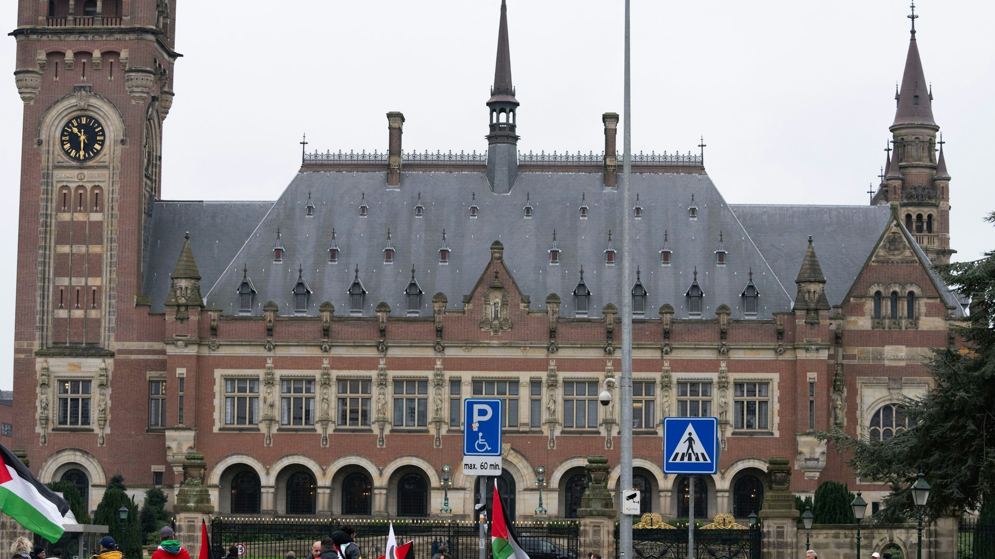 Der 1911 eingeweihte Friedenspalast in Den Haag, finanziert durch die Spende eines US-Industriellen, entstand als Folge der ersten Haager Friedenskonferenz vor 125 Jahren.
