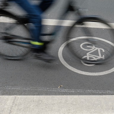 Ein Fahrrad ist auf einem Radweg zu sehen.