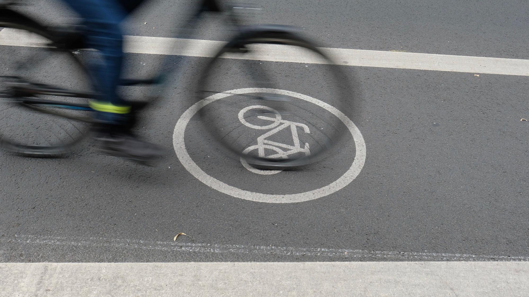 Ein Fahrrad ist auf einem Radweg zu sehen.
