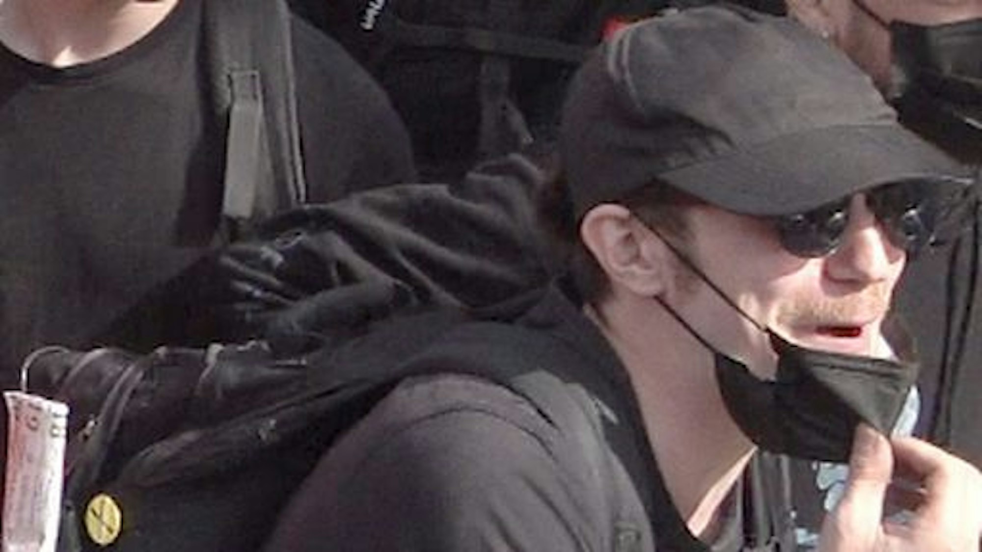 Nach diesem Tatverdächtigen fahndet die Polizei Essen. Er soll am 29. Juni 2024 im Zuge der Demos gegen den AfD-Bundesparteitag einen Polizisten verletzt haben.