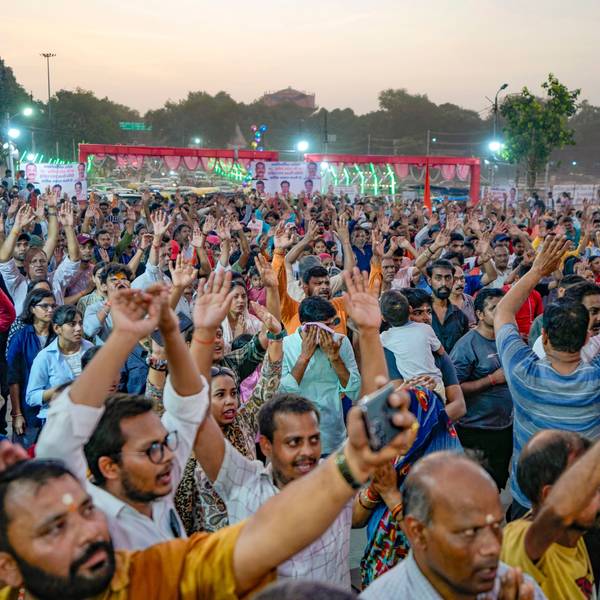 16.06.2024, Indien, Prayagraj: Hinduistische Gläubige sprechen anlässlich des Ganga-Dussehra-Festes Abendgebete am Sangam, dem Zusammenfluss von Ganges, Yamuna und des mythologischen Saraswati.