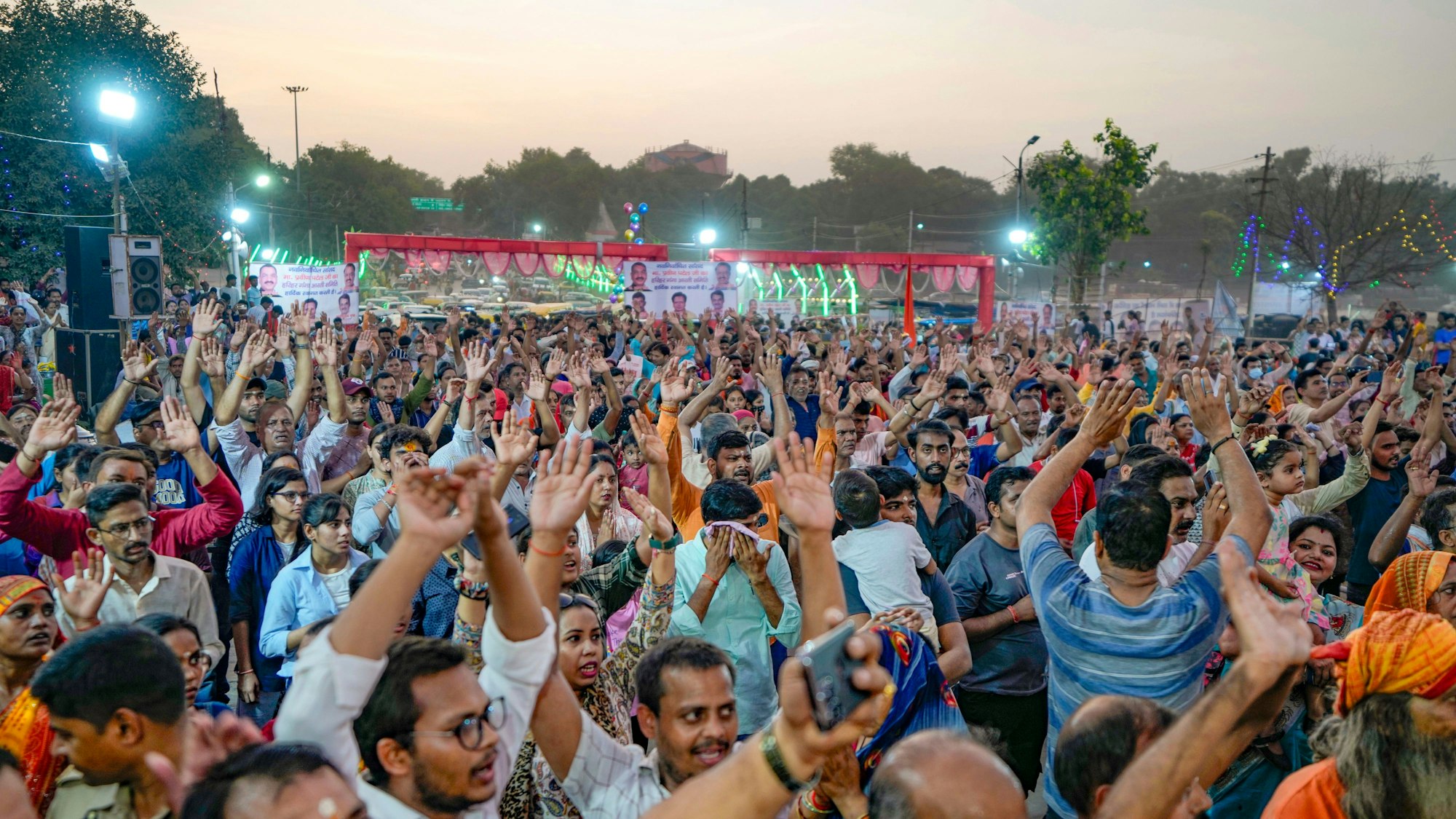 16.06.2024, Indien, Prayagraj: Hinduistische Gläubige sprechen anlässlich des Ganga-Dussehra-Festes Abendgebete am Sangam, dem Zusammenfluss von Ganges, Yamuna und des mythologischen Saraswati.