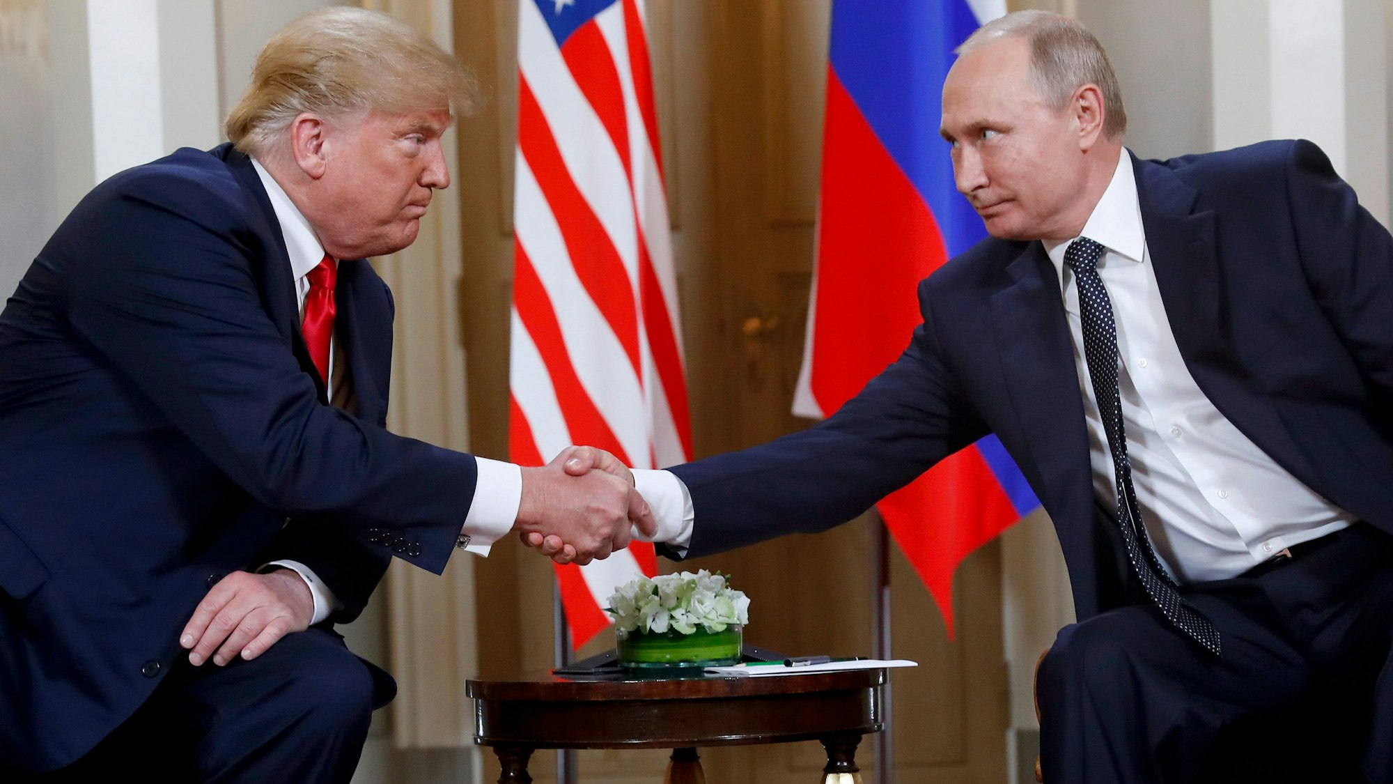 Kremlchef Wladimir Putin zusammen mit dem ehemaligen US-Präsidenten Donald Trump. Russland hatte bereits im Wahlkampf vor Trumps erster Amtszeit die Finger im Spiel.