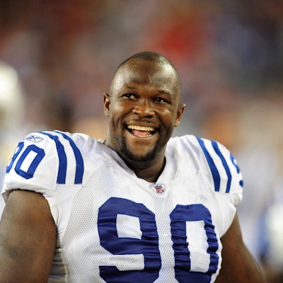 Daniel Muir lacht auf dem Spielfeld.