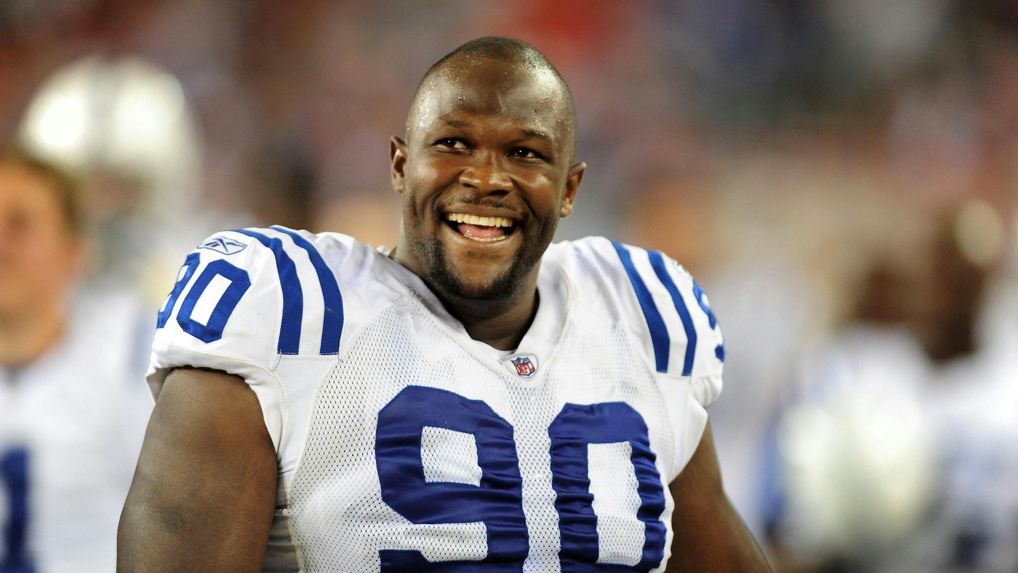 Daniel Muir lacht auf dem Spielfeld.