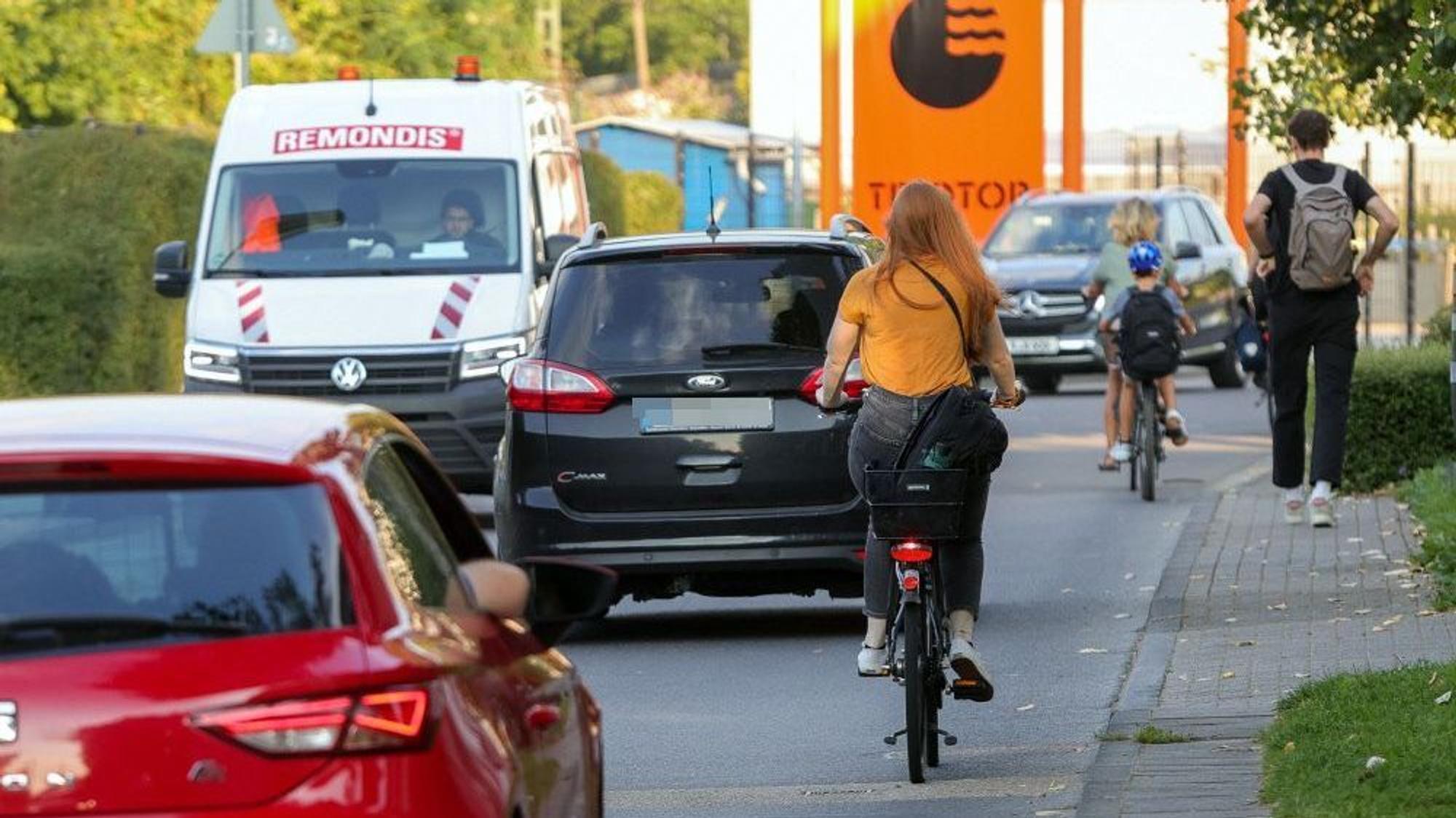 Morgendliche Verkehrssituation am Girlitzweg auf Höhe der Gesamtschule Wasseramselweg