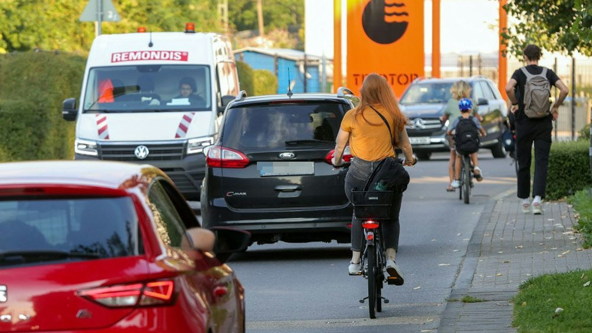 Morgendliche Verkehrssituation am Girlitzweg auf Höhe der Gesamtschule Wasseramselweg