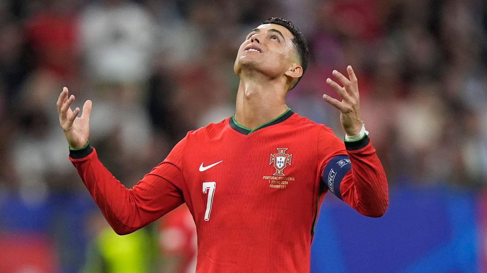 Portugals Cristiano Ronaldo reagiert beim Spiel gegen Slowenien.
