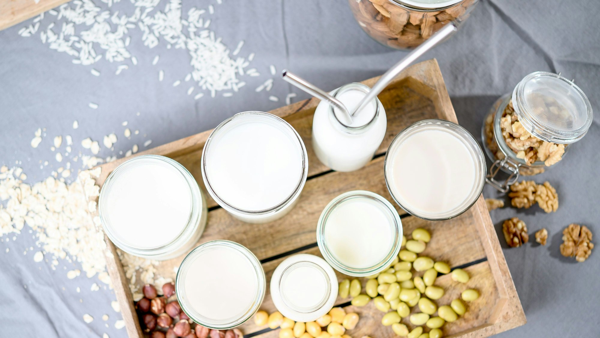 Hafer, Mandel, Soja oder Reis: Pflanzliche Milchalternativen setzen auf verschiedene Grundlagen.