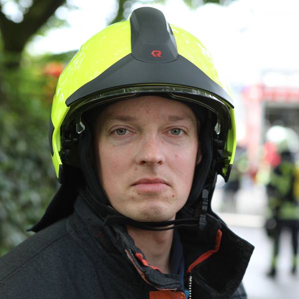 Kreisbrandmeister Martin Müller-Saidowski mit Helm und Einsatzkleidung bei in Overath-Busch.
