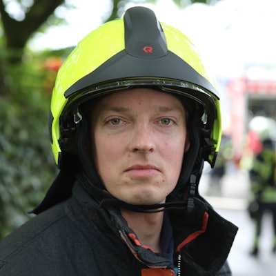 Kreisbrandmeister Martin Müller-Saidowski mit Helm und Einsatzkleidung bei  in Overath-Busch.