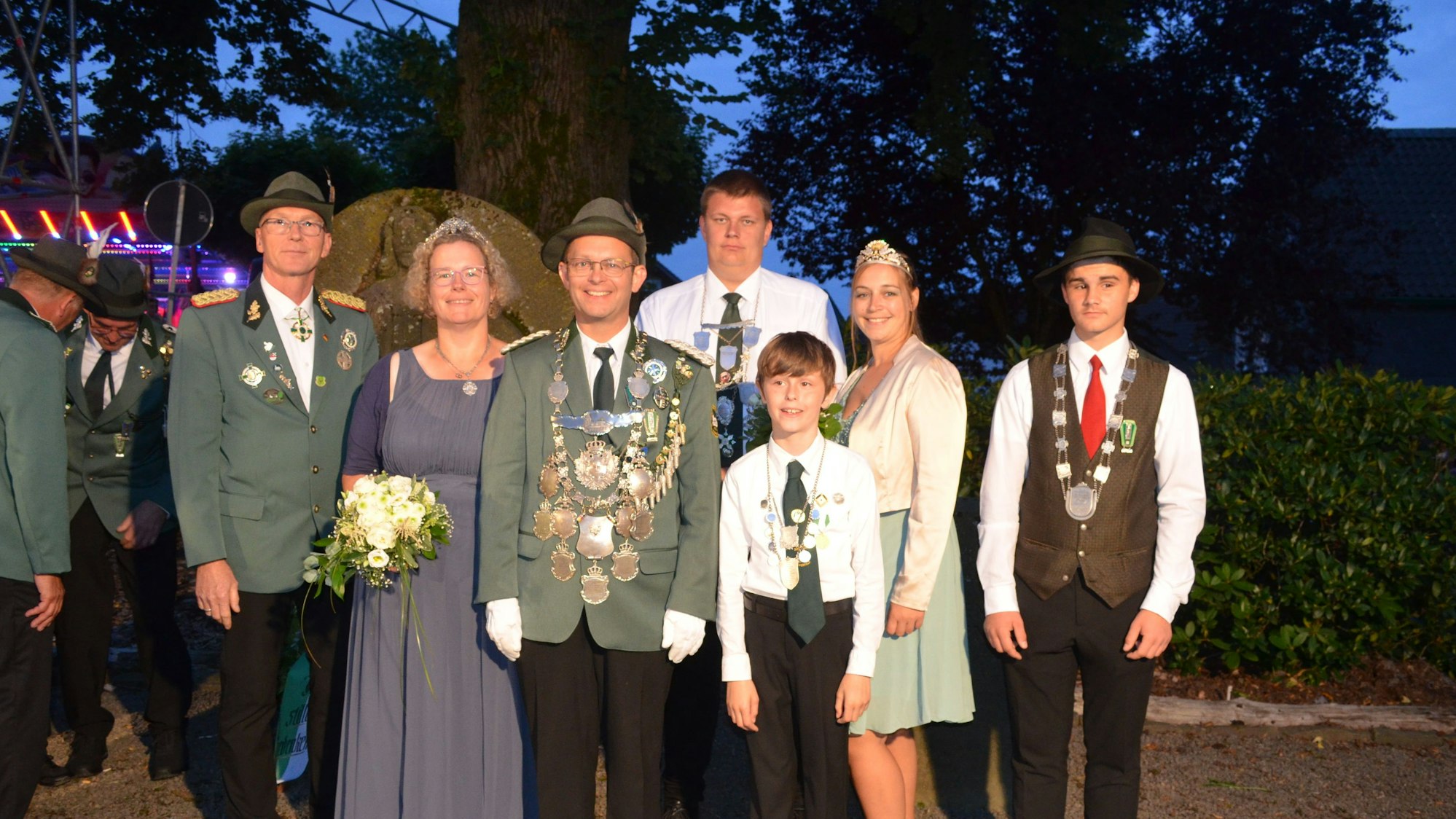 Brudermeister Jürgen Becker mit den neuen Majestäten der St. Sebastianus Schützenbruderschaft Wipperfeld: Königin Katharina Ciliox, König Markus Wasserfuhr, Prinz Christian Kalenbach, U-12 Prinz David Braun, Prinzessin Laura Adler und Schülerprinz Felix Röttgen.