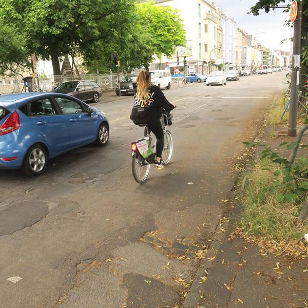 Die Berrenrather Straße ist an einigen Stellen aufgrund der vielen Schlaglöcher gefährlich (hier: Höhe Manderscheider Platz).