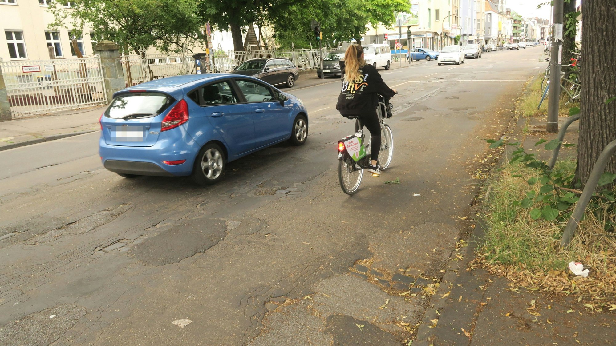 Die Berrenrather Straße ist an einigen Stellen aufgrund der vielen Schlaglöcher gefährlich (hier: Höhe Manderscheider Platz).