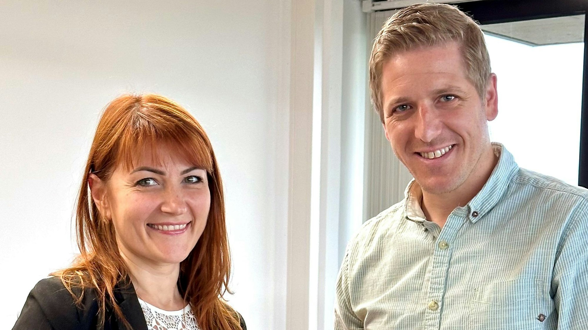 Viktoriya Golovanyuk und Markus Ramers stehen nebeneinander und lächeln in die Kamera.