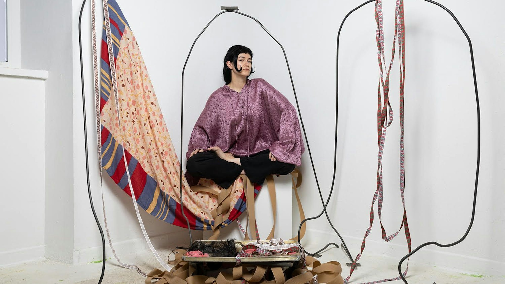 Cristiana Cott Negoesgu sitz inmitten eines Kunstwerks