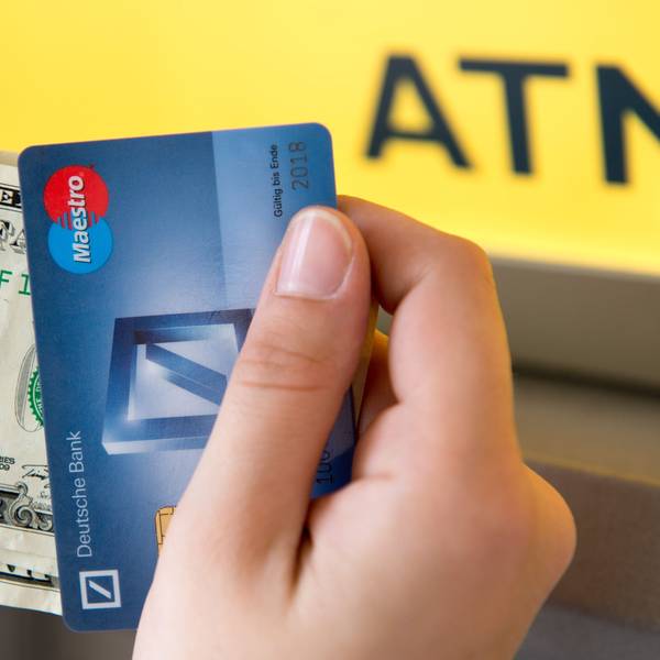 Cash und Karte: Mit dieser Kombination kommen Reisende im Ausland am besten zurecht.