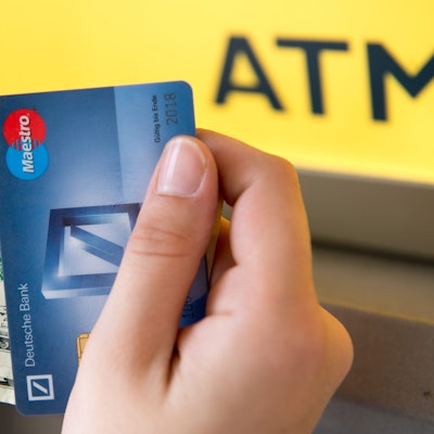 Cash und Karte: Mit dieser Kombination kommen Reisende im Ausland am besten zurecht.