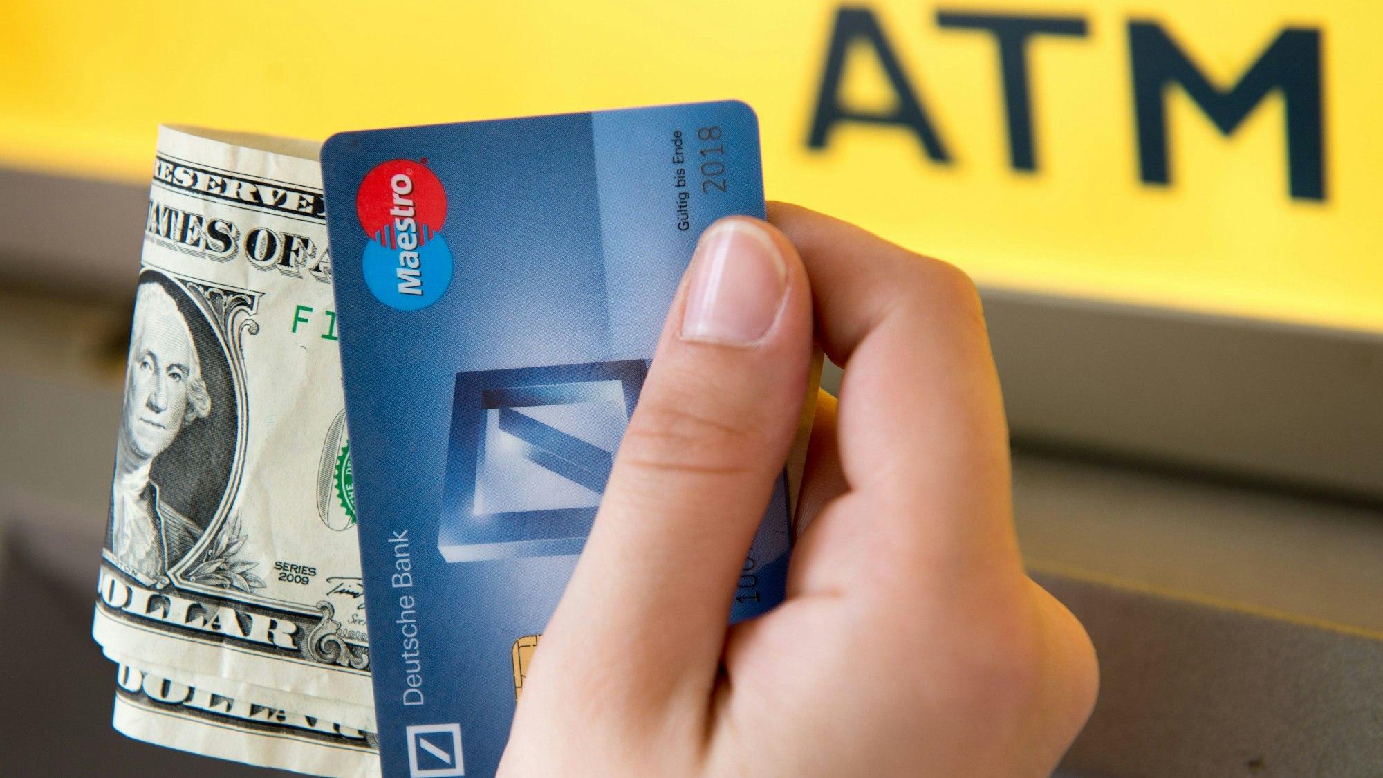 Cash und Karte: Mit dieser Kombination kommen Reisende im Ausland am besten zurecht.