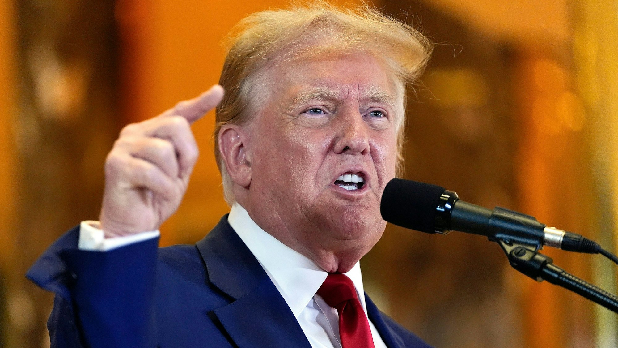 Donald Trump spricht während einer Pressekonferenz im Trump Tower.