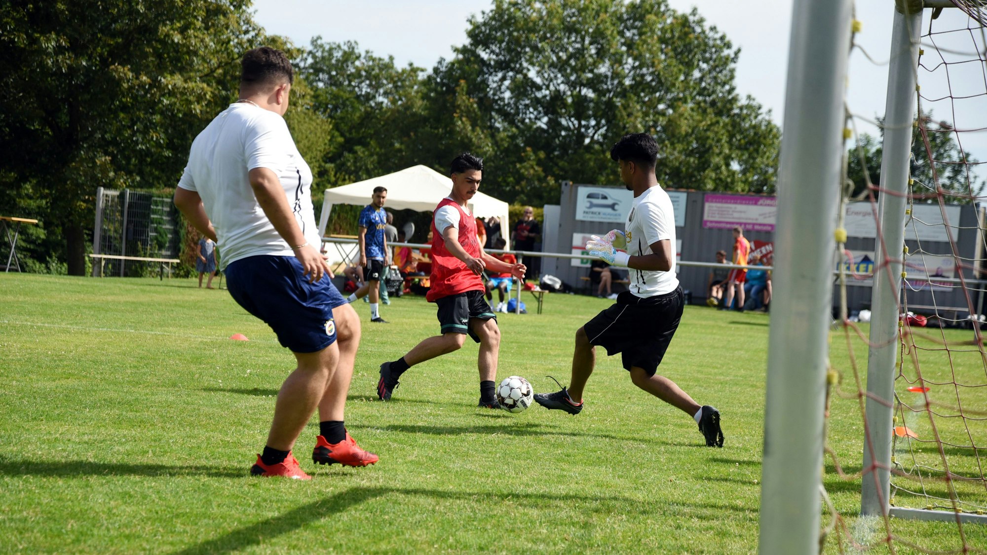 Eine Spielszene bei einem Jugendfußball-Turnier.