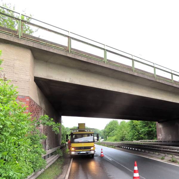 Auf dem Bild ist die Eisenbahnbrücke an der Holzstraße zu sehen.