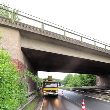 Auf dem Bild ist die Eisenbahnbrücke an der Holzstraße zu sehen.
