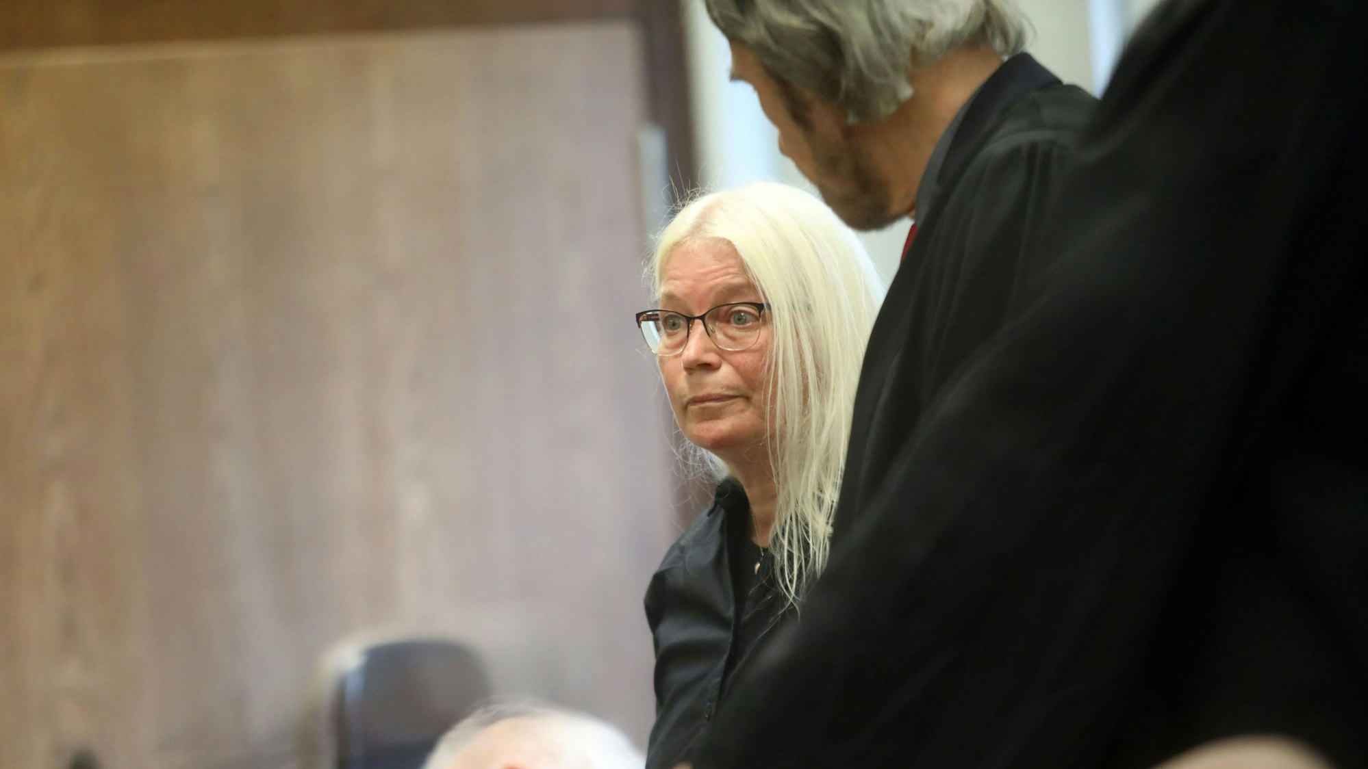 Melanie F. mit einem ihrer Anwälte im Landgericht Köln