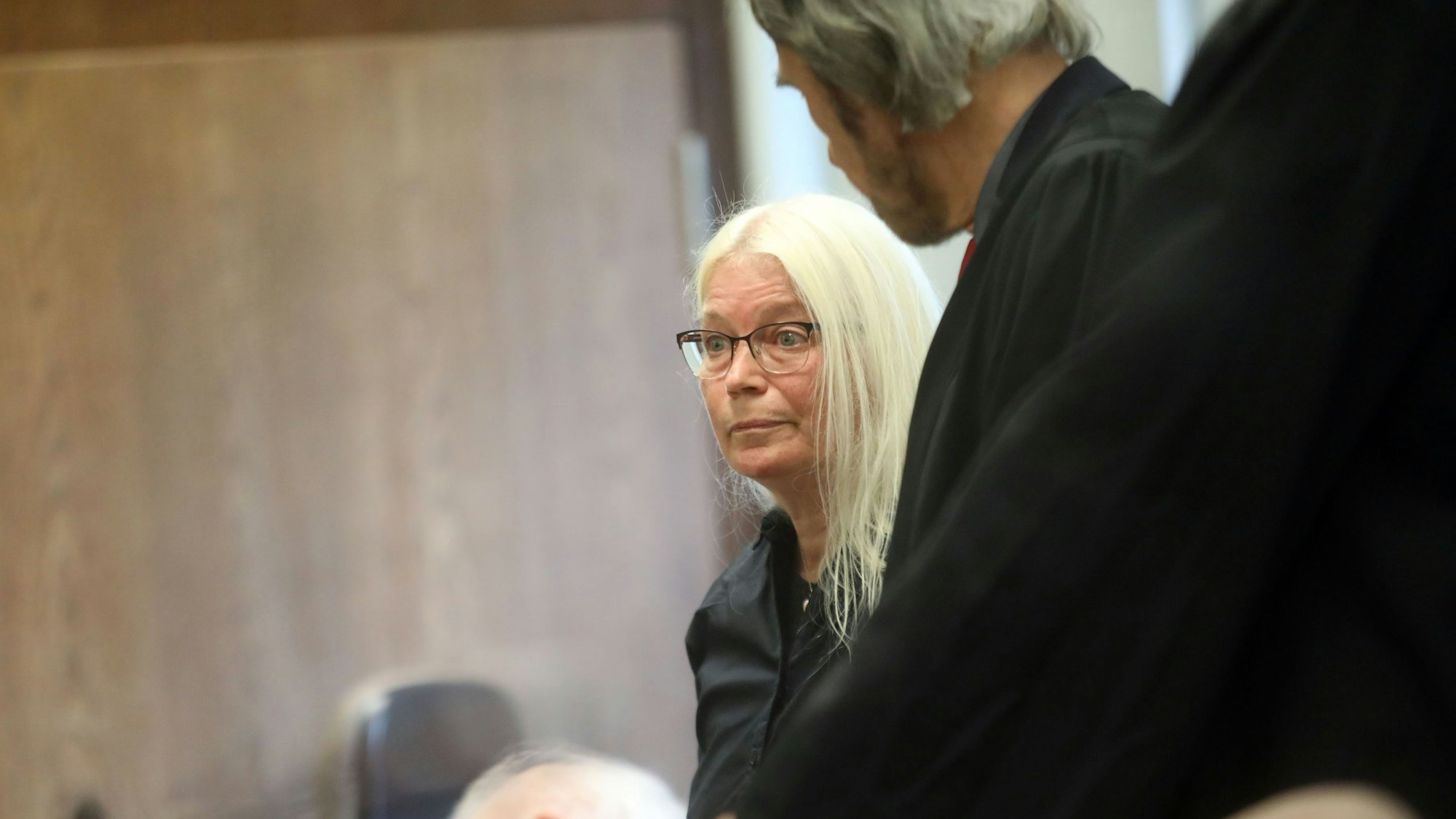 Melanie F. mit einem ihrer Anwälte im Landgericht Köln