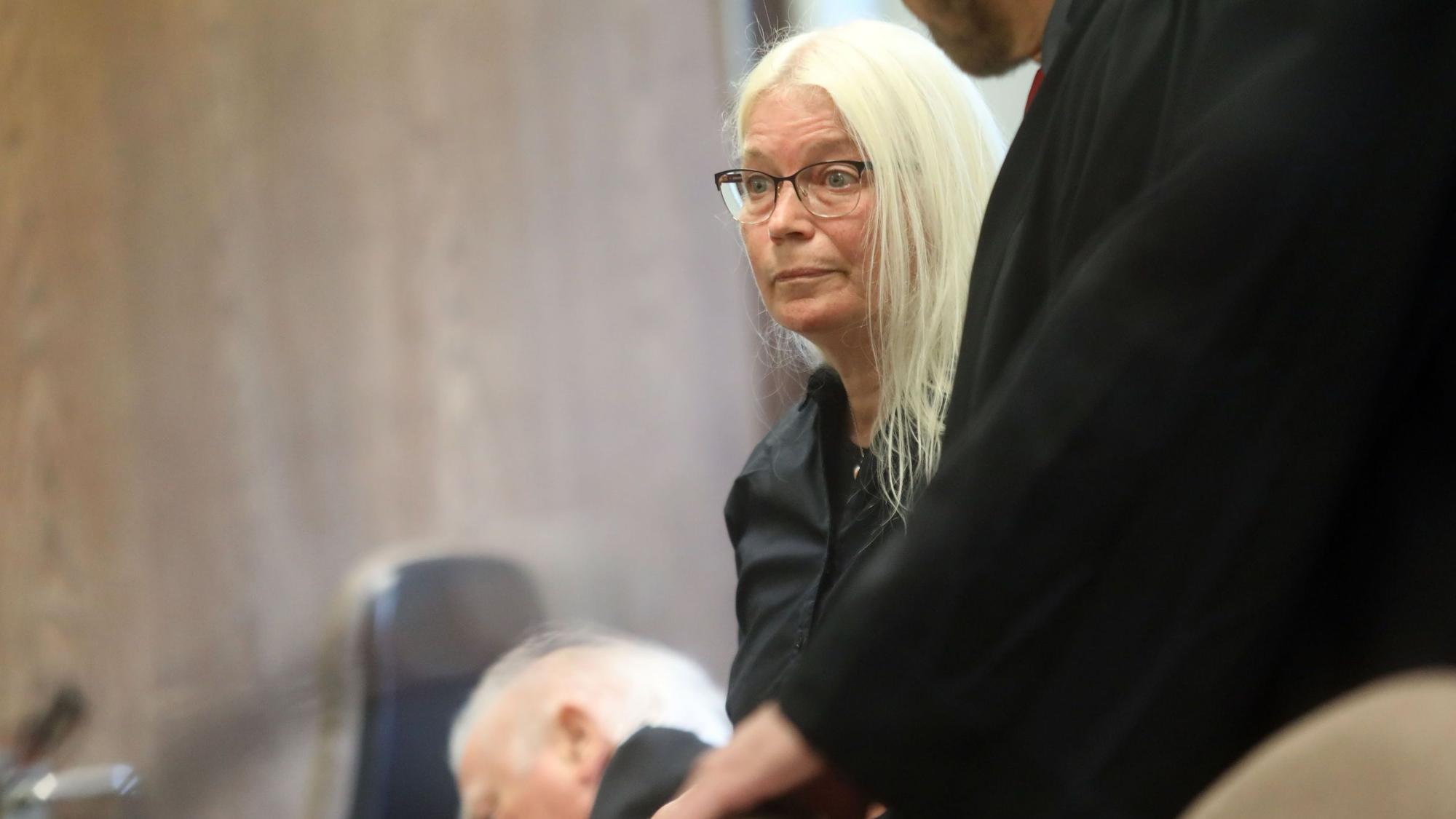 Melanie F., Pflegetochter des Missbrauchsserientäters und ehemaligen Priesters Hans Ue., fordert Schadenersatz vom Erzbistum Köln. Das Landgericht Köln verhandelte am 2. Juli über ihre Klage.