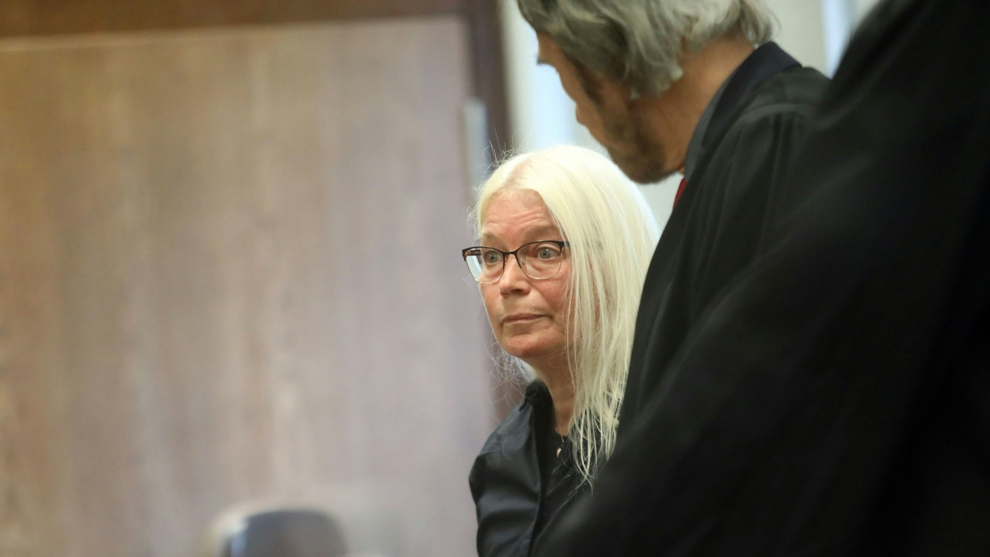 Klägerin Melanie F. mit einem ihrer Anwälte vor dem Landgericht Köln
