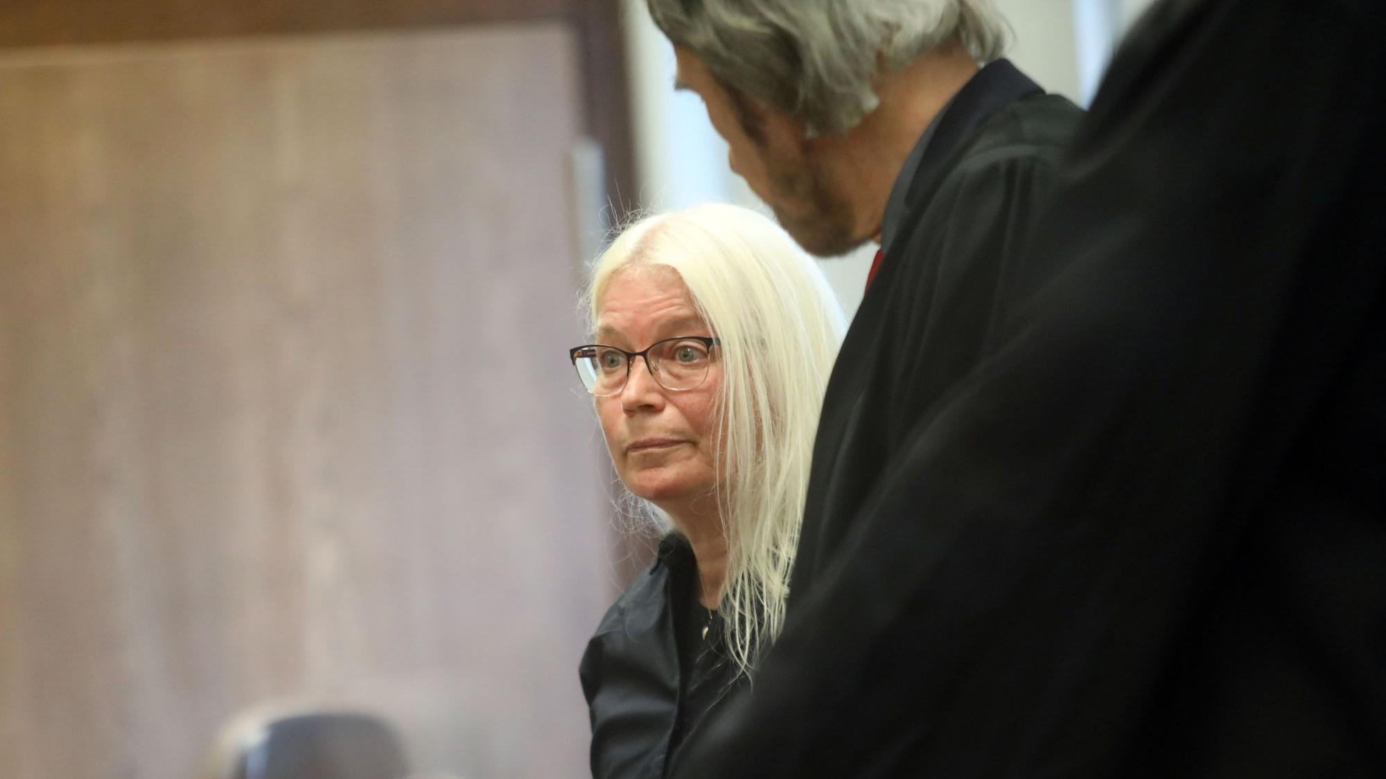 Missbrauchsopfer Melanie F. vor dem Landgericht Köln. Ihre Schmerzensgeldklage gegen das Erzbistum Köln wurde abgewiesen.