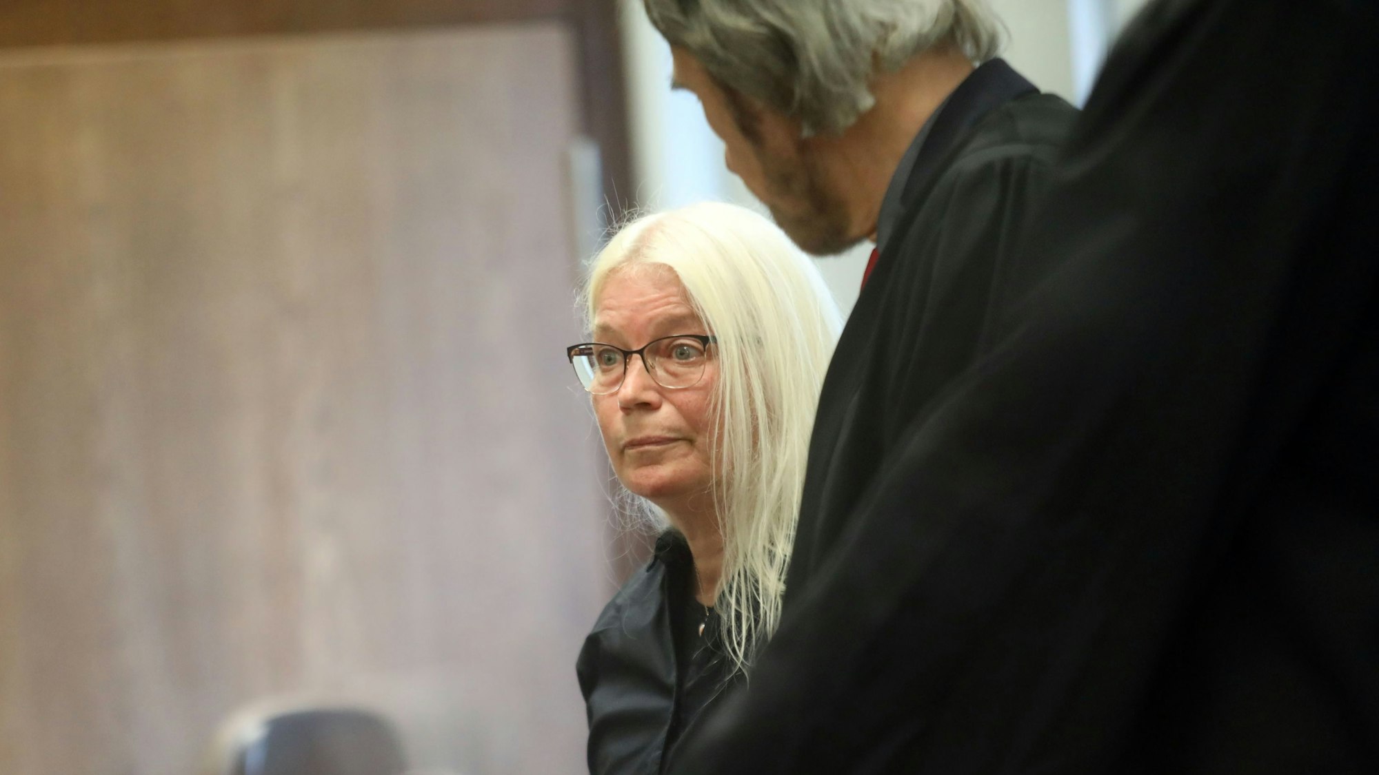 Missbrauchsopfer Melanie F. vor dem Landgericht Köln. Ihre Schmerzensgeldklage gegen das Erzbistum Köln wurde abgewiesen.