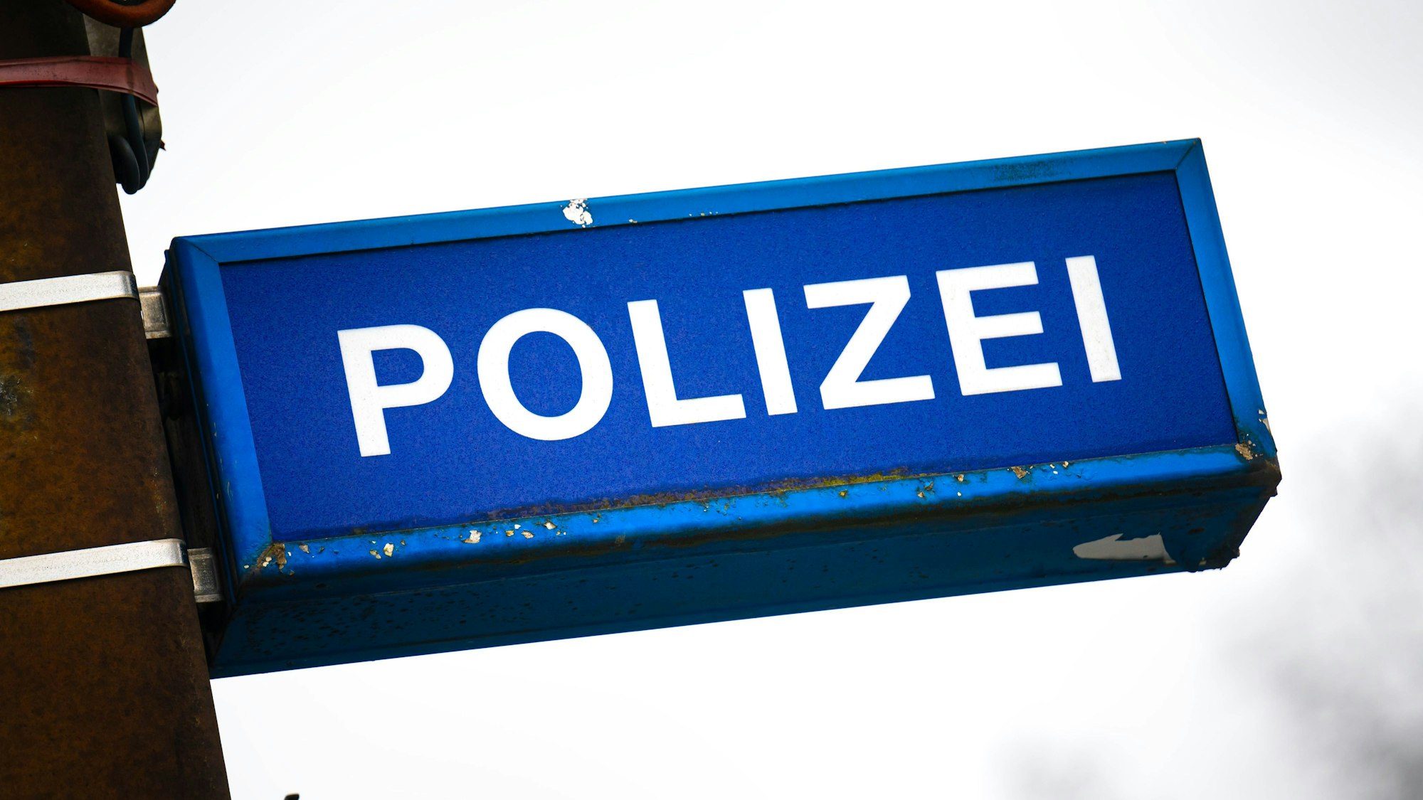 Ein Schild weist auf eine Polizeistelle hin.