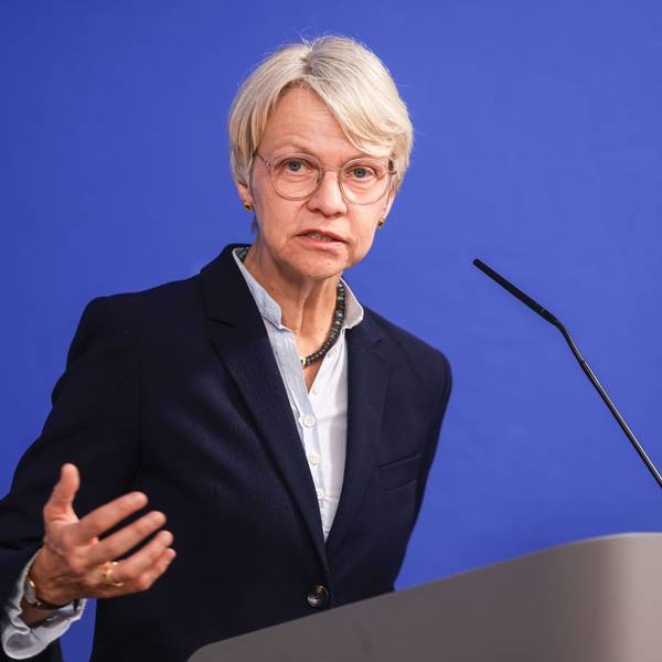 Dorothee Feller (CDU), NRW-Schulministerin, äußert sich auf einer Pressekonferenz nach der Kabinettssitzung zum Haushaltsentwurf 2025 und dem Nachtragshaushalt. Sie steht an einem Rednerpult.